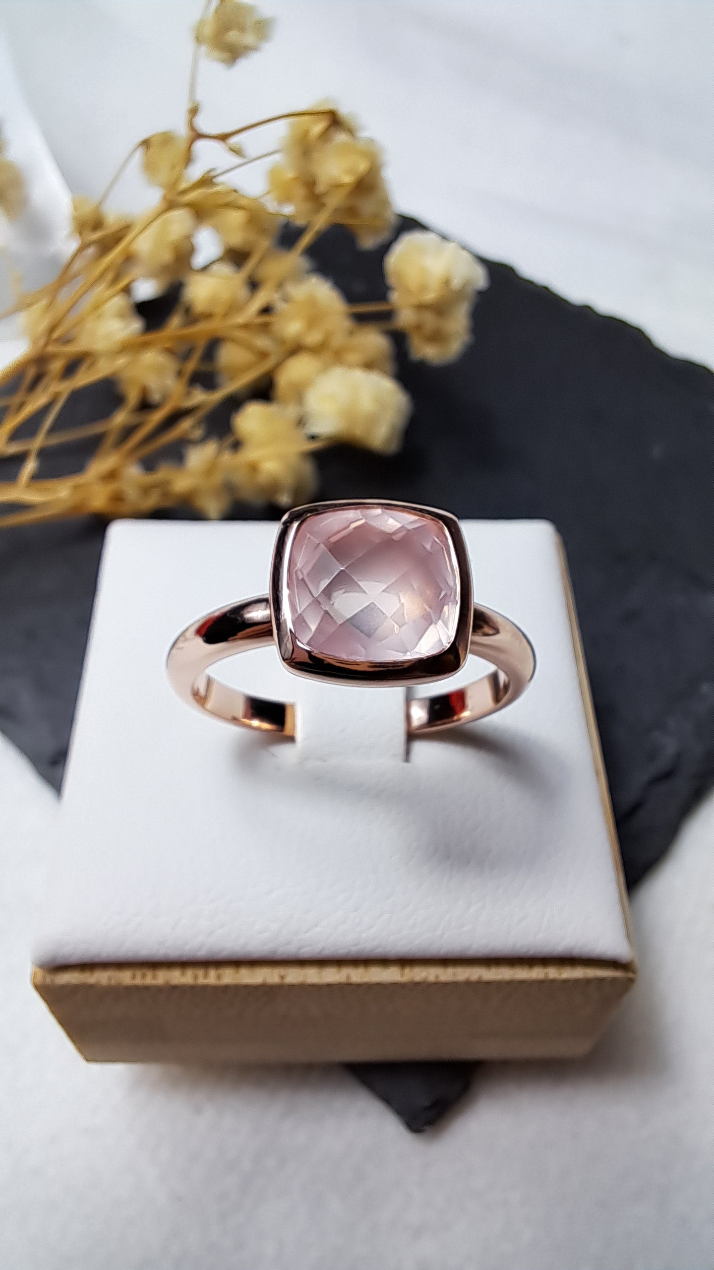 Rose gold-plated with cushion rose quartz