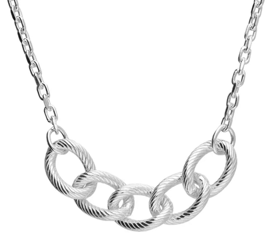 Twisted oval link necklace