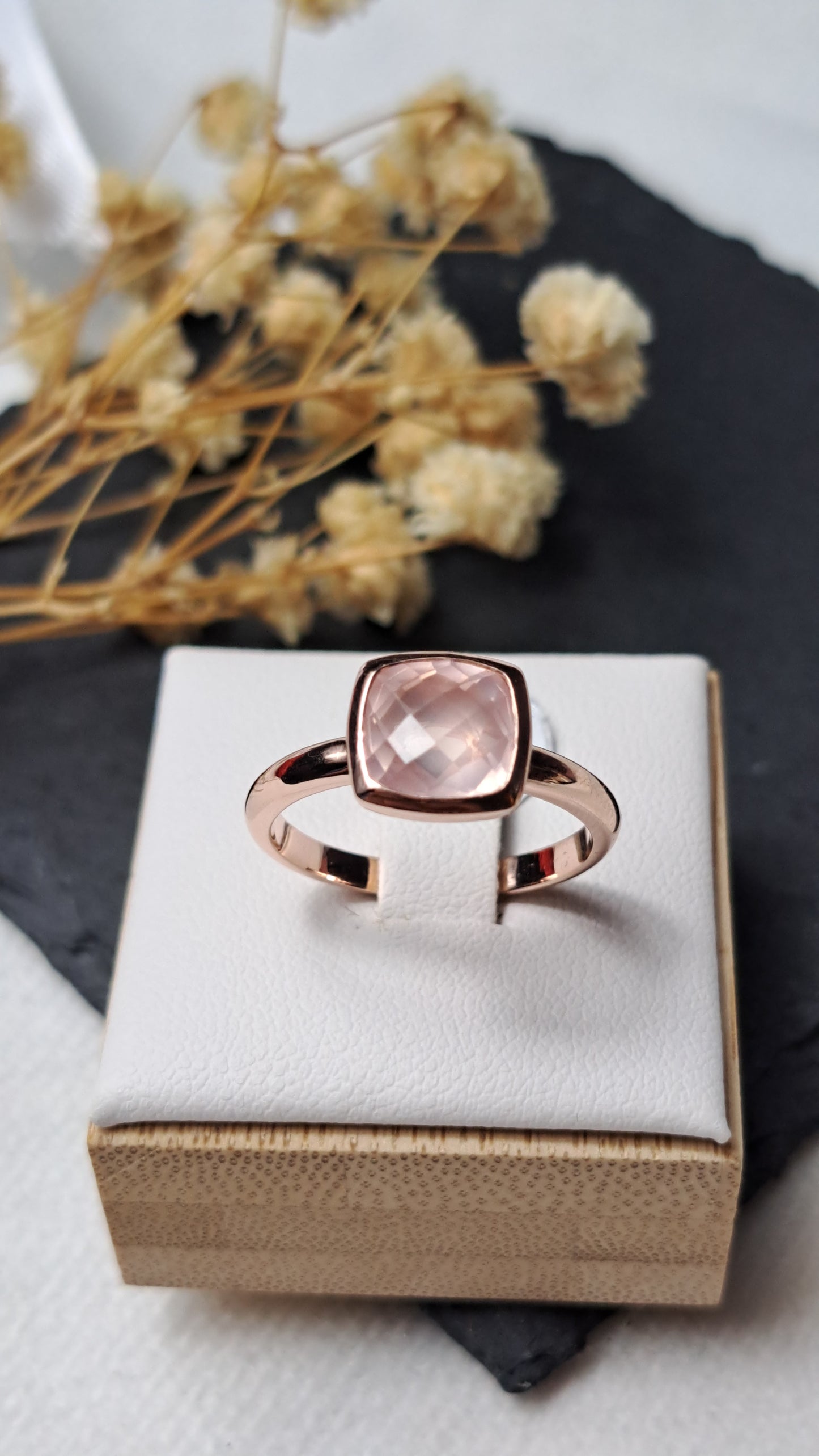 Rose gold-plated with cushion rose quartz