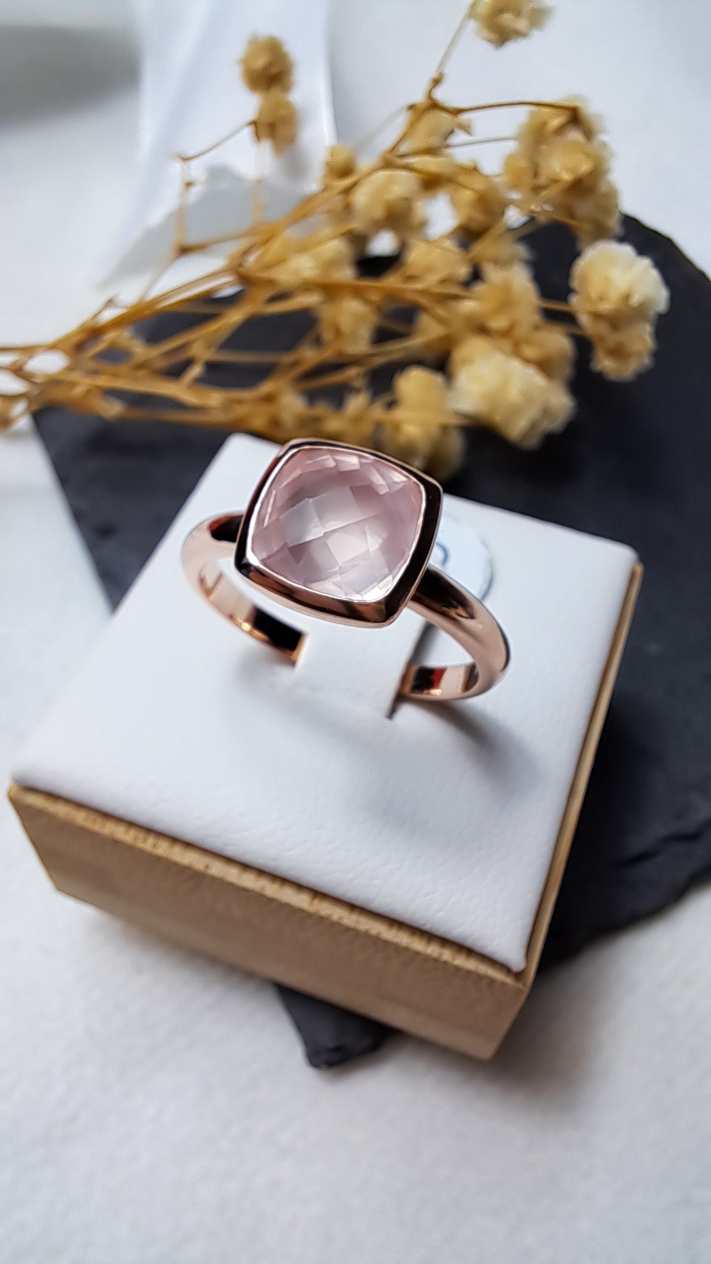 Rose gold-plated with cushion rose quartz