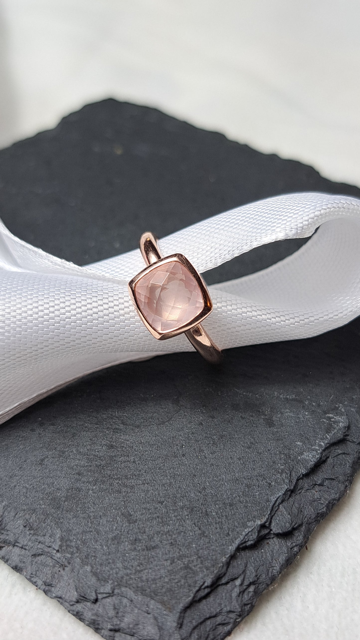 Rose gold-plated with cushion rose quartz
