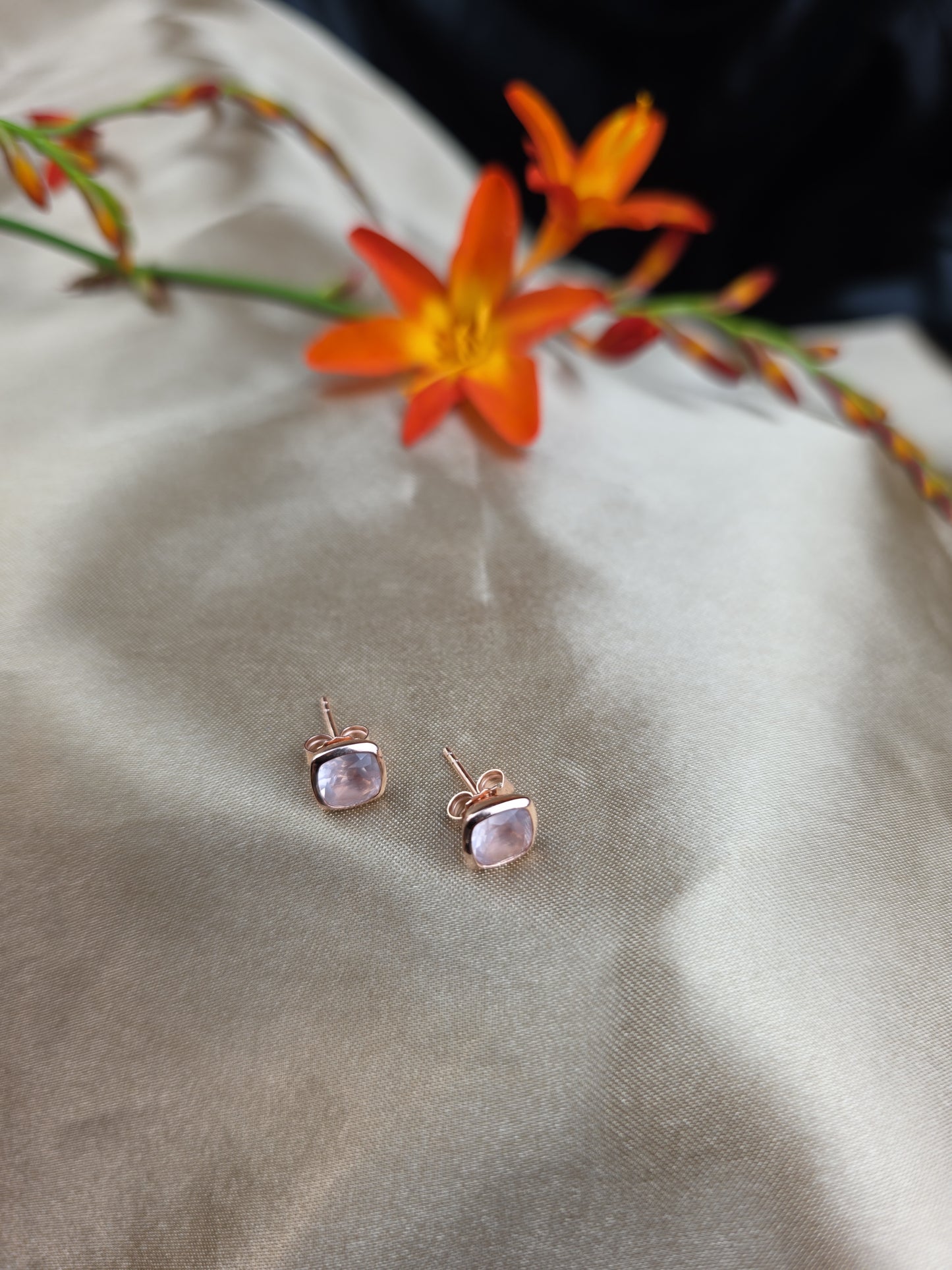 Cushion rose quartz rose gold-plated stud