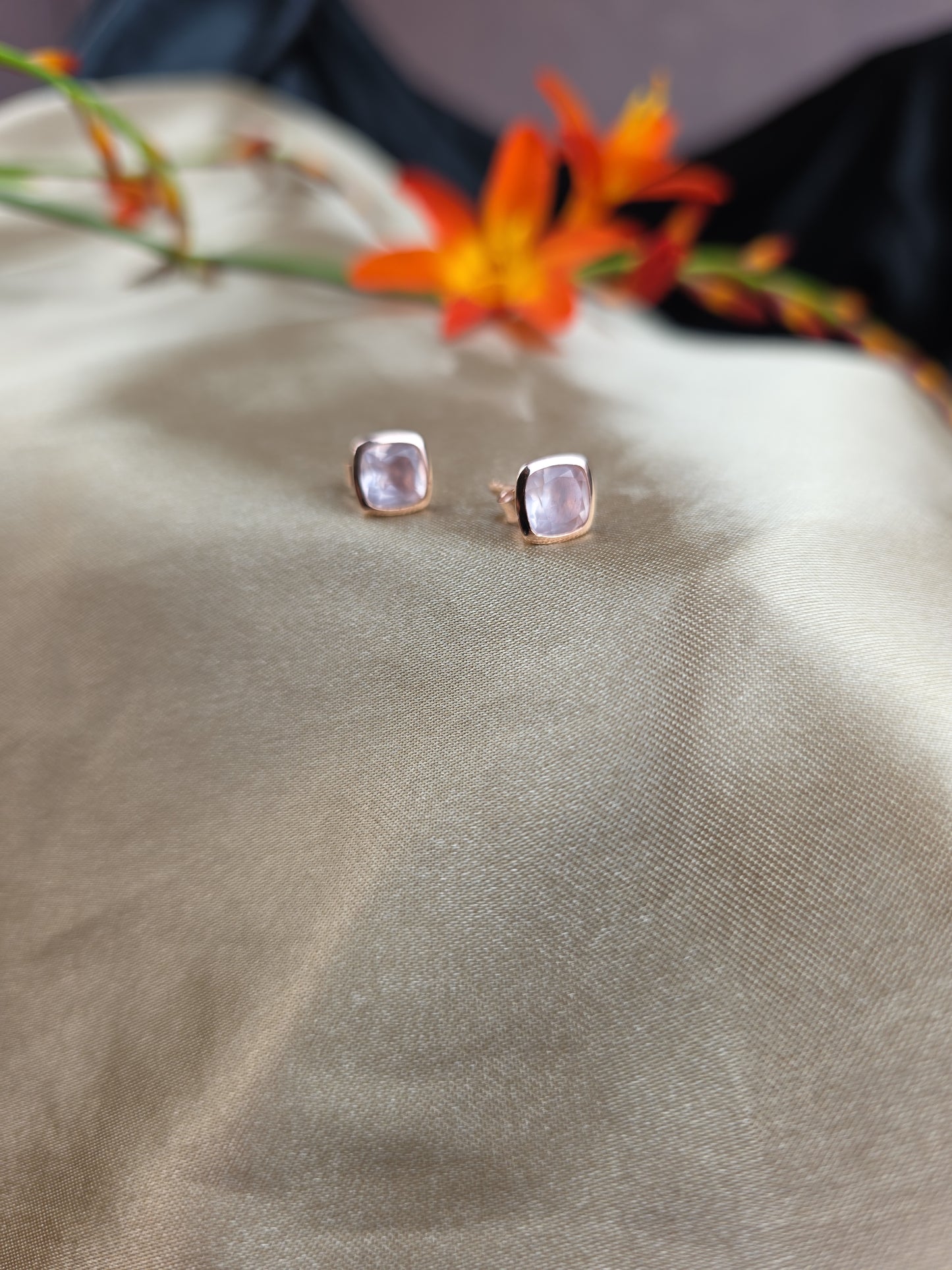 Cushion rose quartz rose gold-plated stud