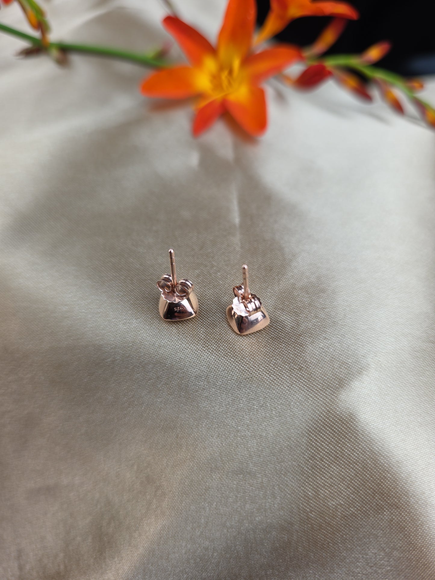 Cushion rose quartz rose gold-plated stud