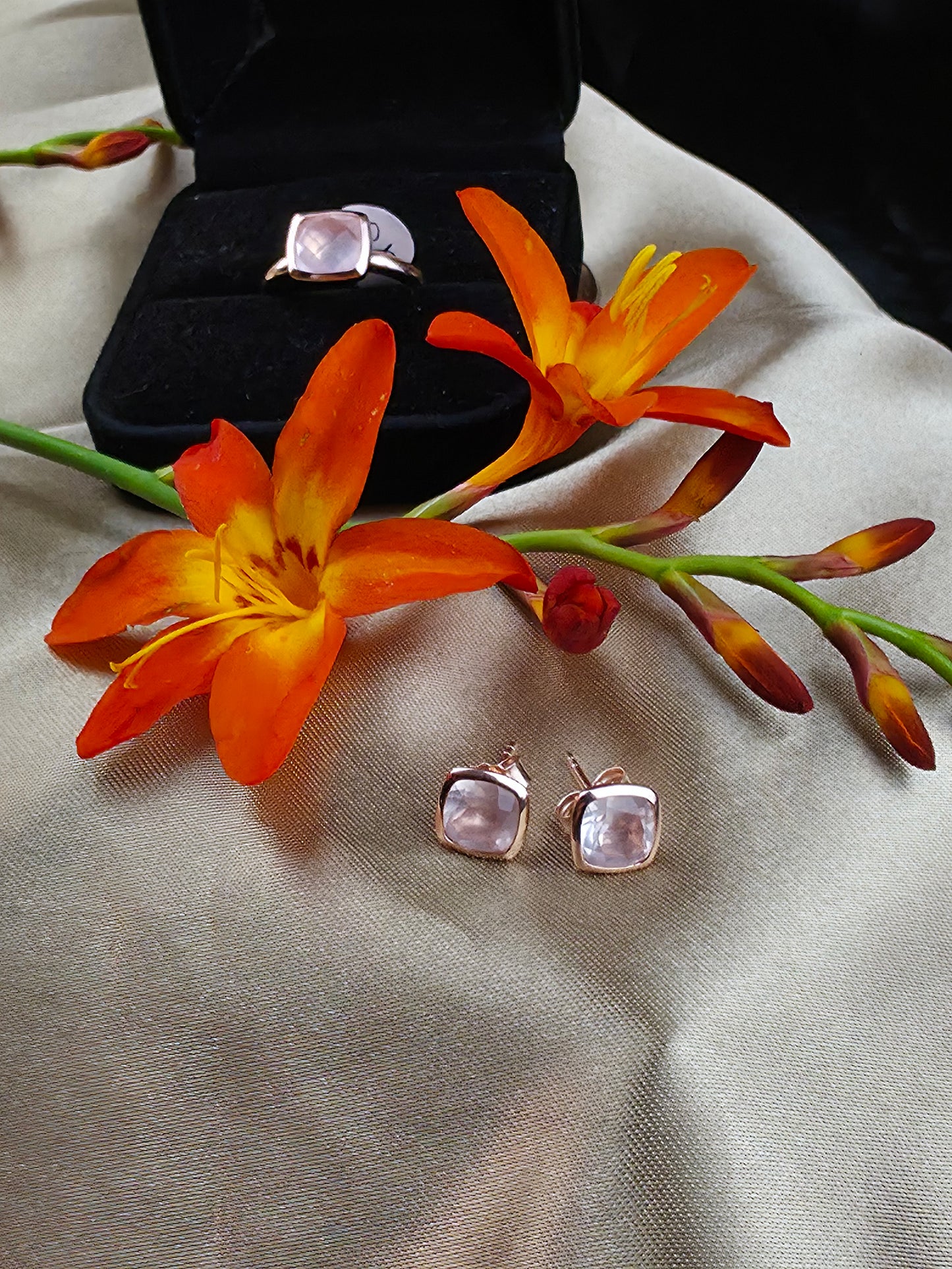 Cushion rose quartz rose gold-plated stud