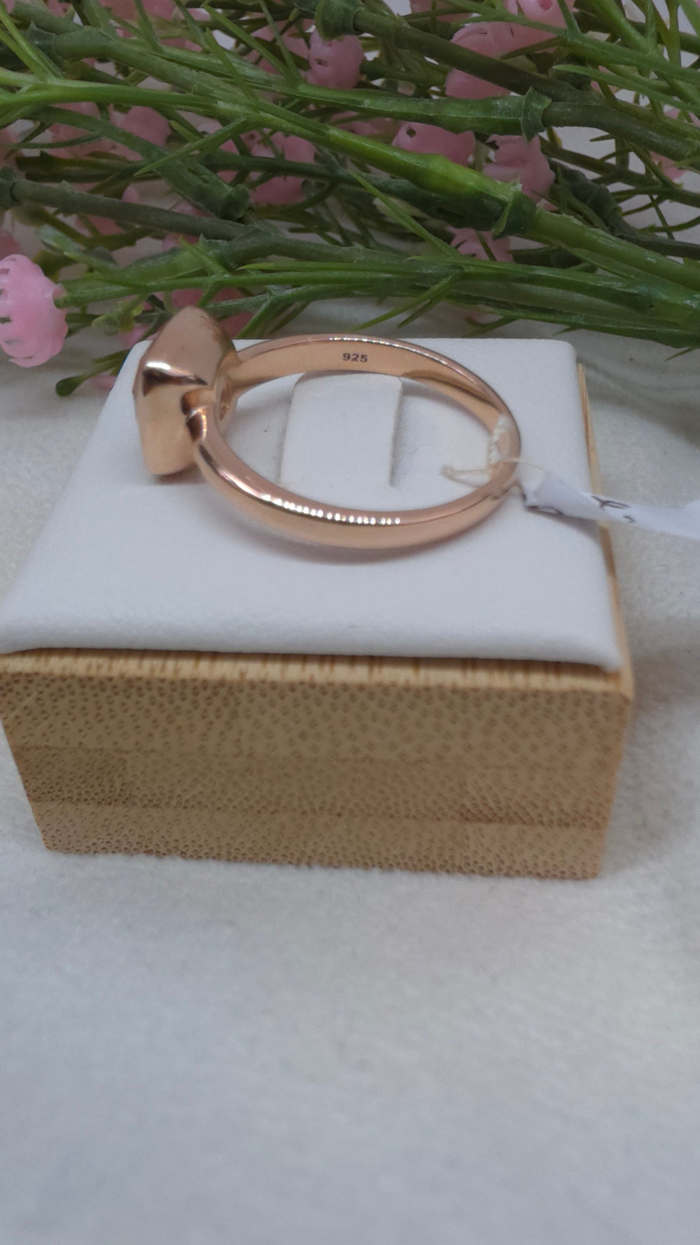 Rose gold-plated with cushion rose quartz ring
