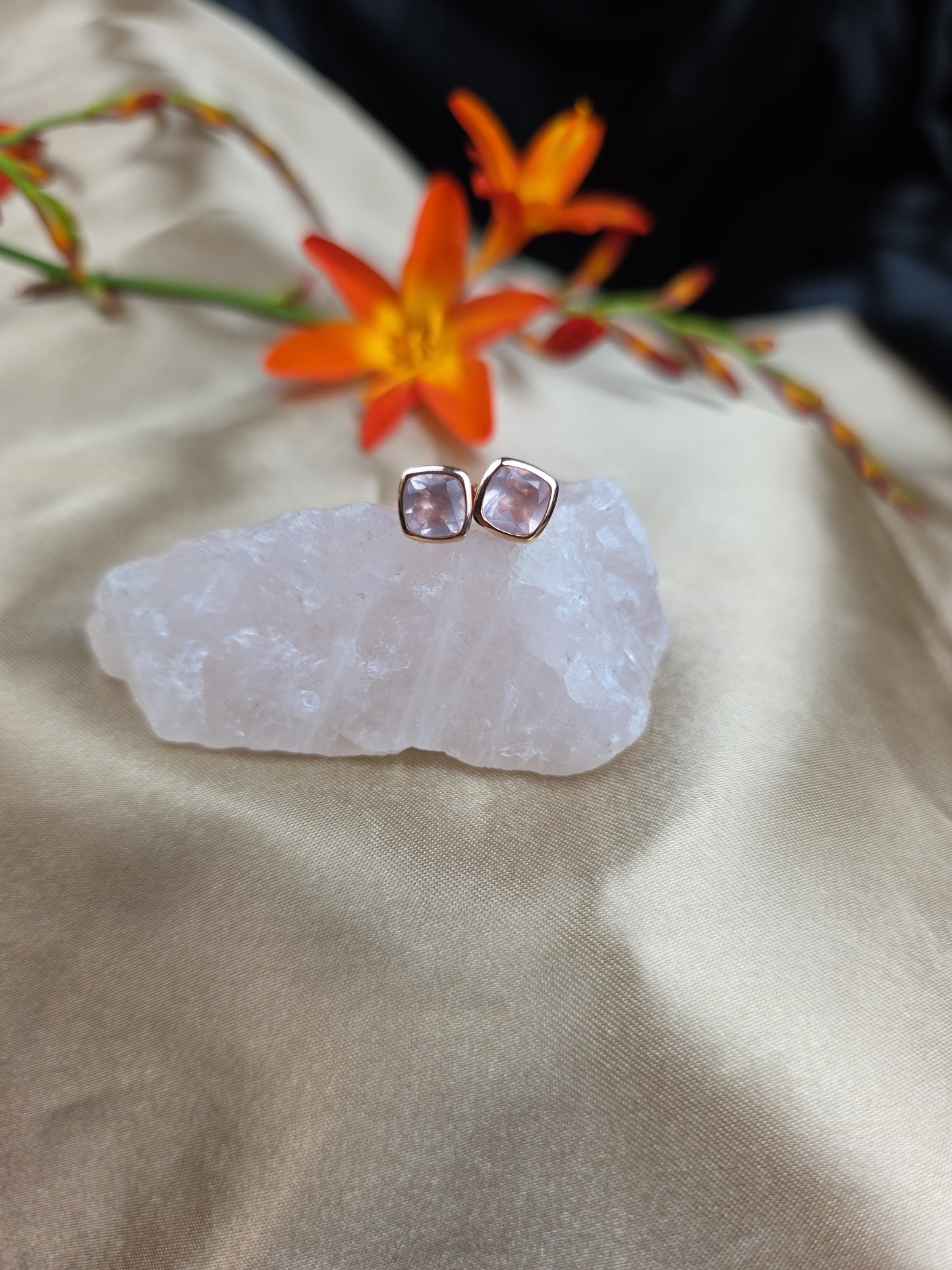 Cushion rose quartz rose gold-plated stud