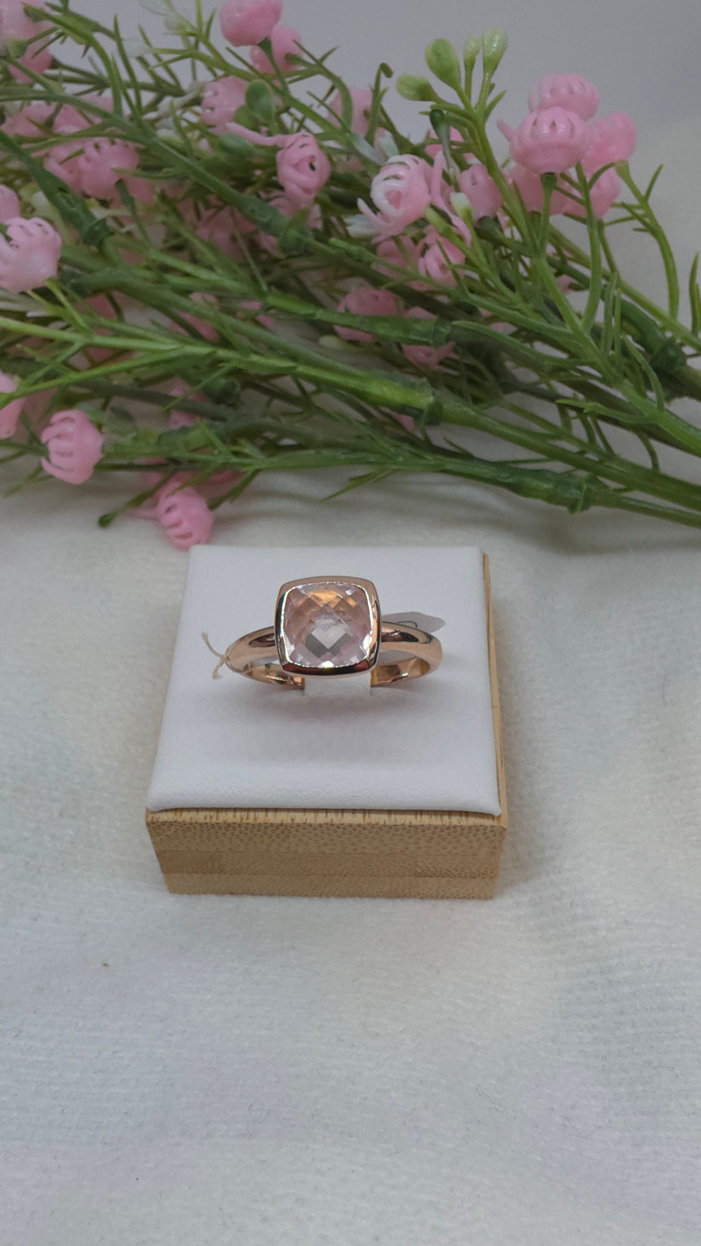Rose gold-plated with cushion rose quartz ring