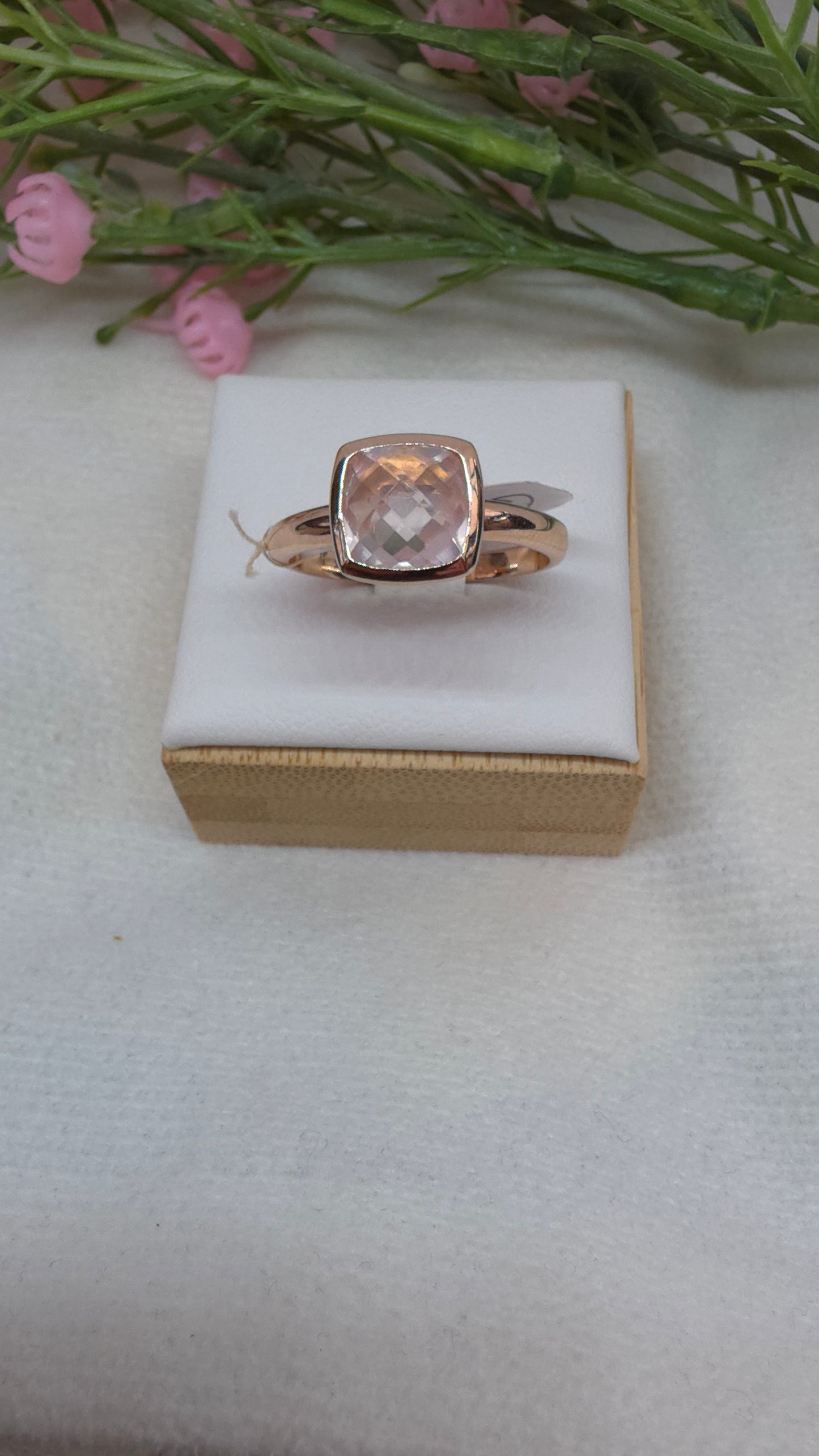 Rose gold-plated with cushion rose quartz ring