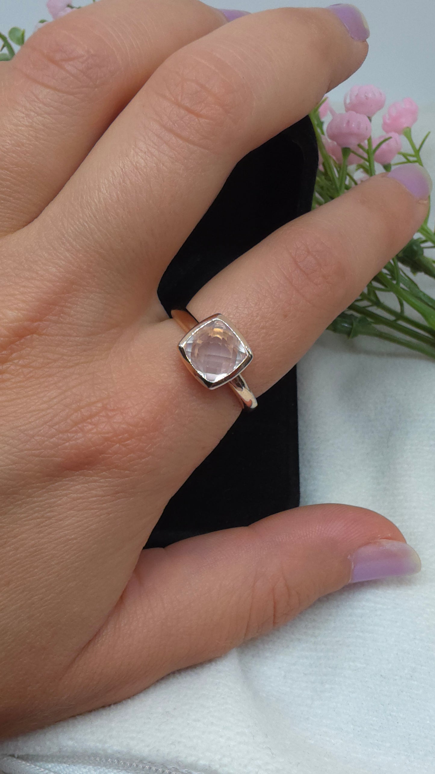 Rose gold-plated with cushion rose quartz ring