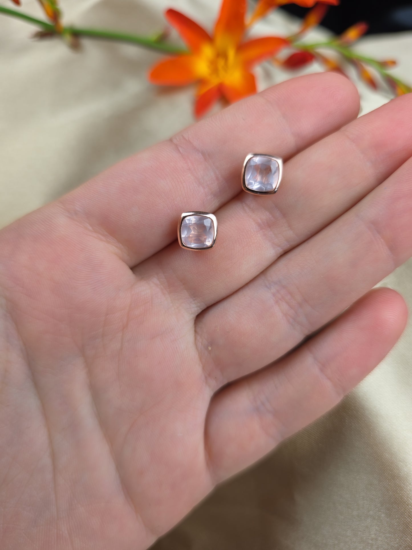 Cushion rose quartz rose gold-plated stud