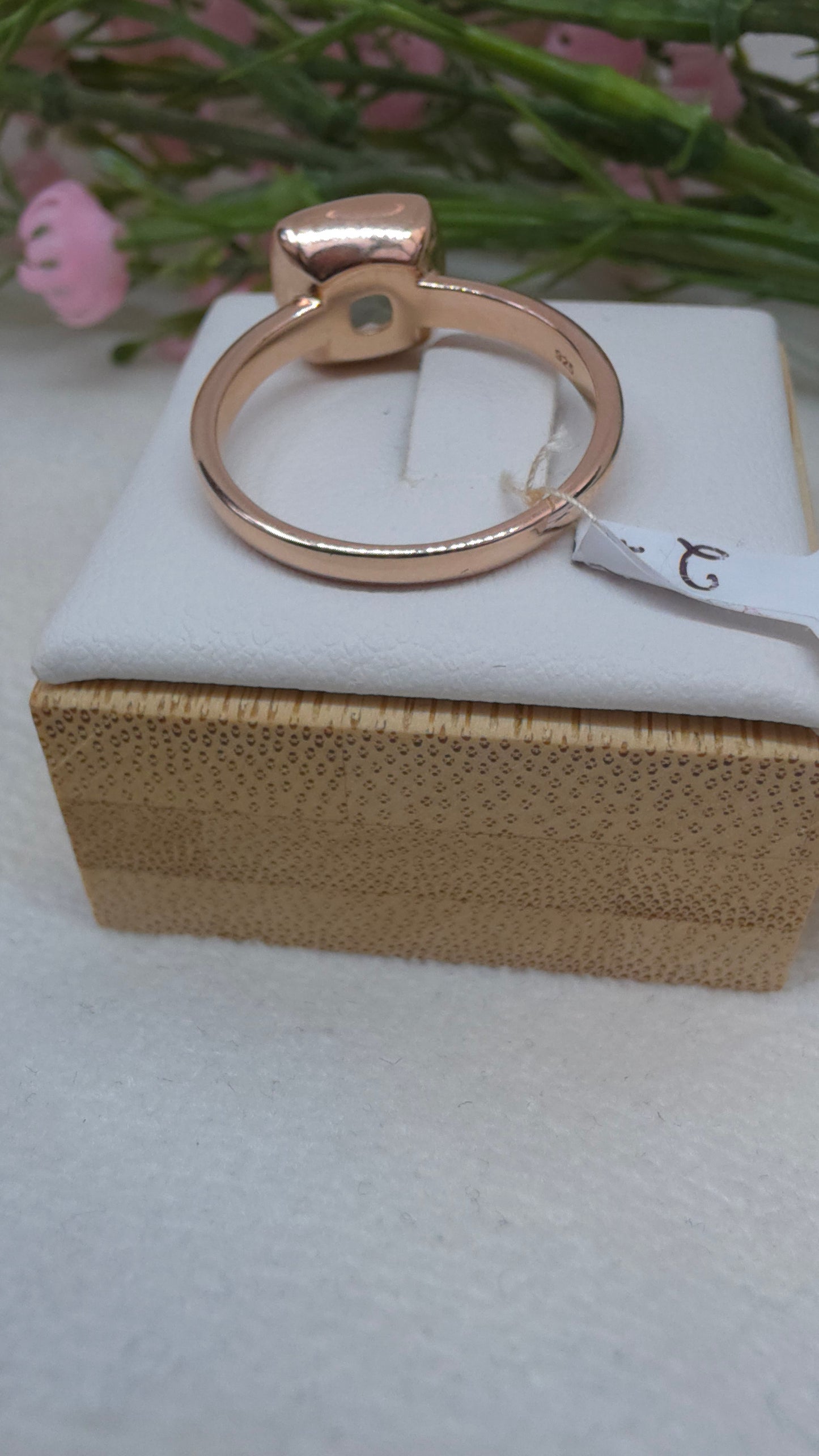 Rose gold-plated with cushion rose quartz ring