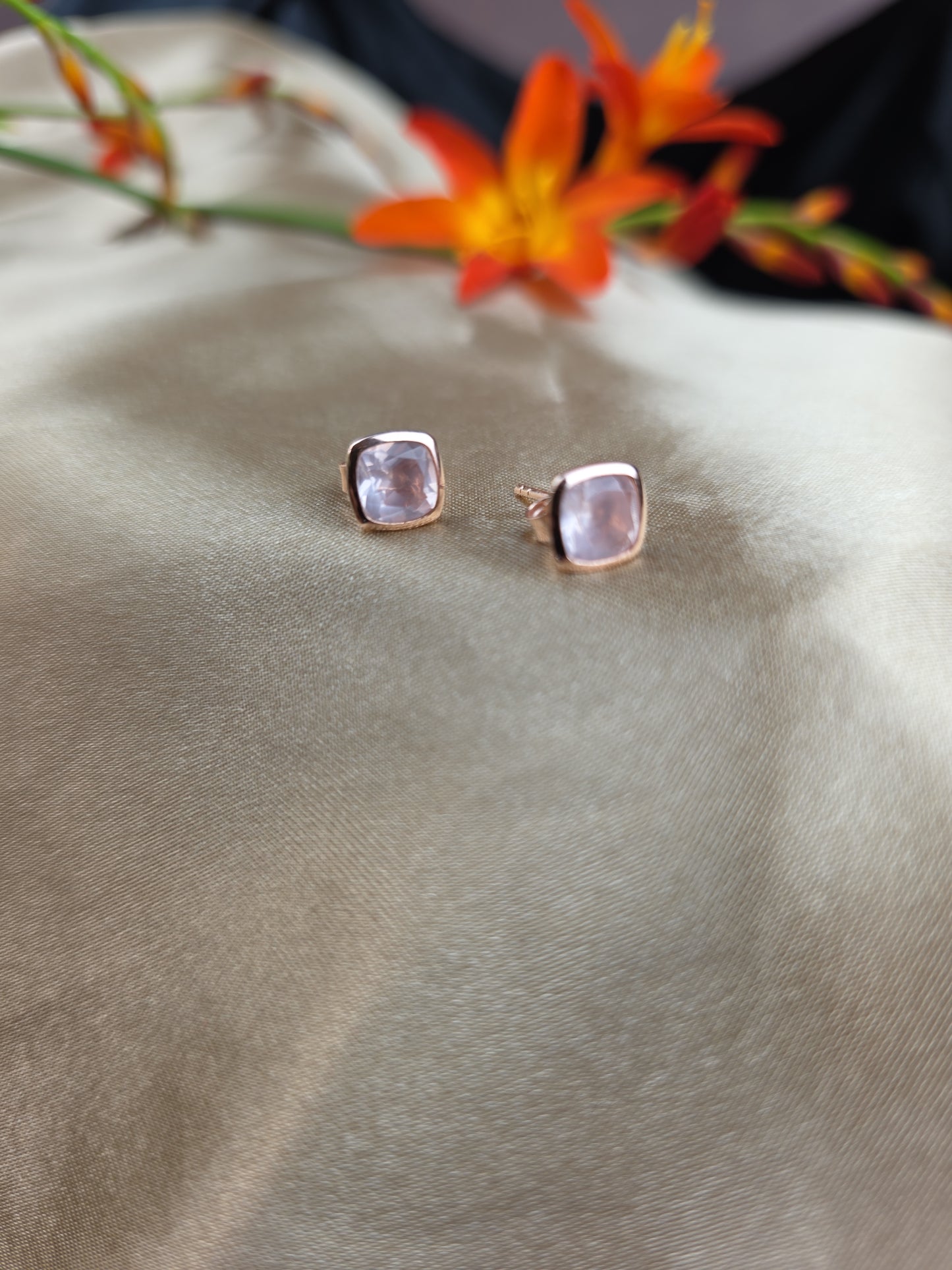 Cushion rose quartz rose gold-plated stud